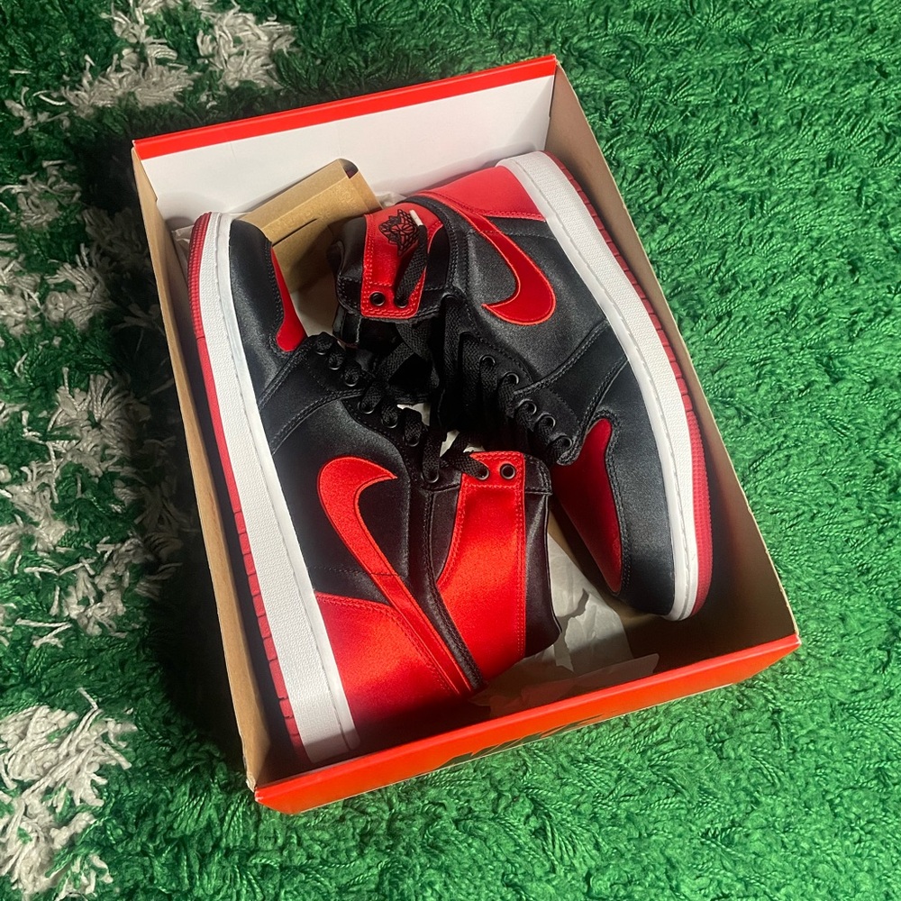 Air Jordan 1 Retro OG 2023 High Satin Bred
